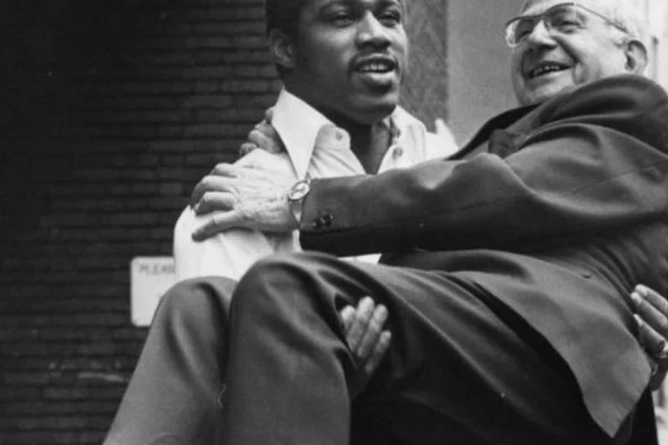 
	Ken Norton levanta o empres&aacute;rio de boxe Jack Solomons em 1973: Norton pendurou as luvas em 1981 com a marca de 42 vit&oacute;rias - 33 por nocaute -, sete derrotas e um empate
 (Frank Barratt/Keystone/Getty Images))