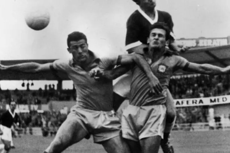 Ivor Allchurch, do País de Gales, disputa bola contra Hideraldo Bellini e Nilton De Sordi durante partida da Copa do Mundo de 1958 (Keystone/Getty Images)
