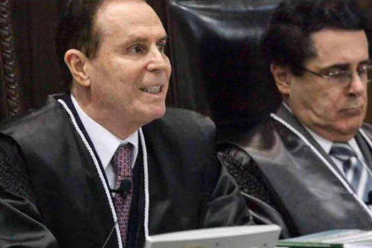 
	O desembargador Clayton Coutinho Camargo &agrave; esquerda: ele &eacute; investigado por tr&aacute;fico de influ&ecirc;ncia e por uma suposta venda de senten&ccedil;a
 (Divulgação/TJPR)