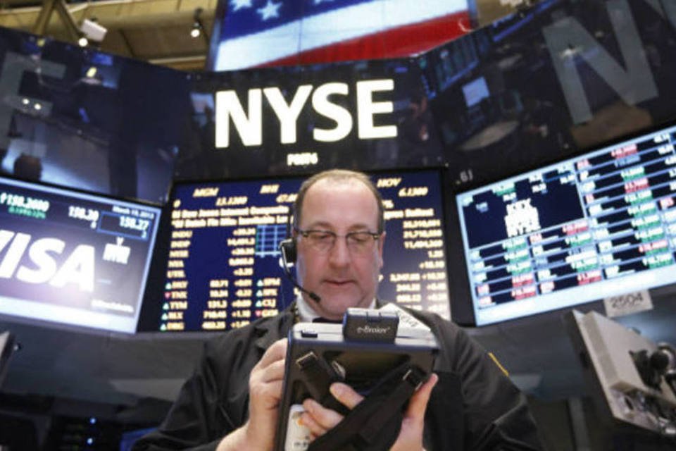 Bolsa de Nova York fecha em leve queda com volume reduzido