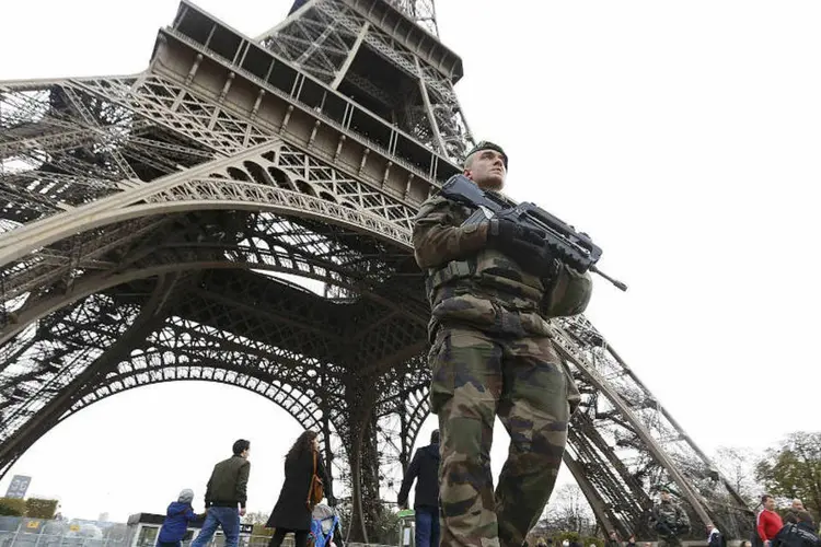 Onda de ataques em Paris levou o exército francês para as ruas da cidade. Na foto, soldados fazem guarda na Torre Eiffel. (REUTERS)