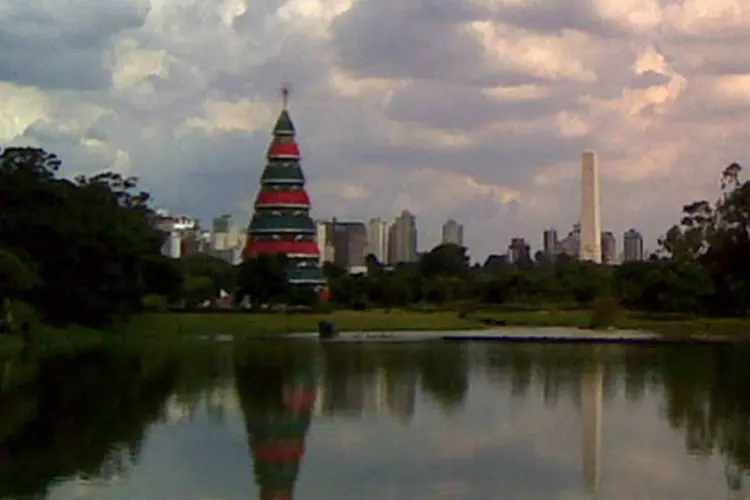 
	&Aacute;rvore de natal e Obelisco vistos do outro lado do lago no Parque do Ibirapuera
 (Vanessa Sabino/Flickr)