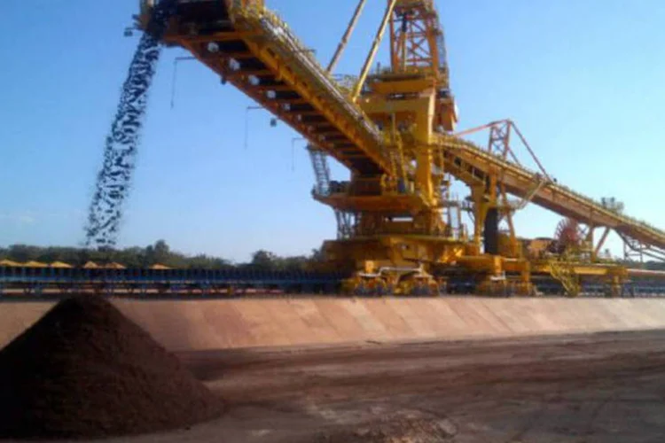 
	Empilhadeira de min&eacute;rio de ferro da Vale: &agrave;s 10h52, o Ibovespa perdia 0,5 por cento, a 50.322 pontos
 (Agência Vale)