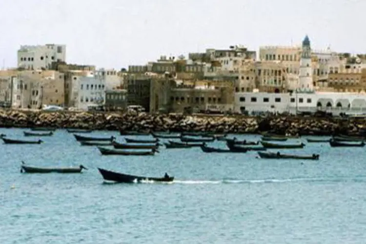 Vista geral do porto iementa de Mukalla: homens armados tomaram o controle do edifício após confrontos com guardas (Khaled Fazaa/AFP)