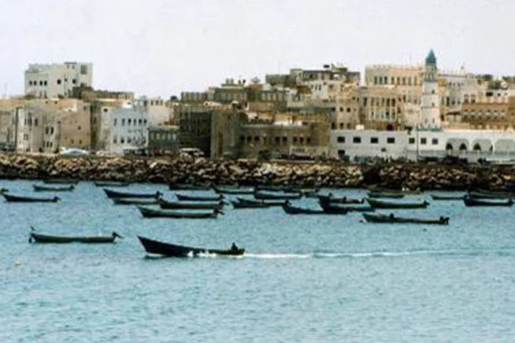
	Vista geral do porto iementa de Mukalla: os portos fechados incluem &Aacute;den, Al Mukalla, Al Mokha e Al Hudaydah, disseram as fontes
 (Khaled Fazaa/AFP)