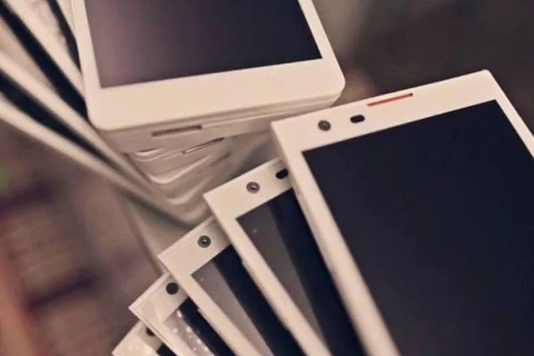 
	Smartphones: faturamento foi 15% maior que o apurado no ano anterior, o que demonstra que houve significativa redu&ccedil;&atilde;o do pre&ccedil;o unit&aacute;rio do produto
 (Reprodução/Youtube)