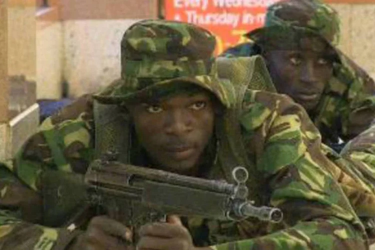 
	Tropas do Qu&ecirc;nia dentro do shopping Westgate tentam controlar um ataque islamita:&nbsp;presidente queniano garantiu que as perdas causadas por esta crise foram&nbsp;&quot;imensas&quot;
 (Nichole Sobecki/AFP)
