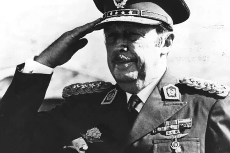
	General Alfredo Stroessner: os crimes cometidos durante o regime de Stroessner no Paraguai seguem impunes passados 25 anos de sua queda
 (Keystone/Getty Images)