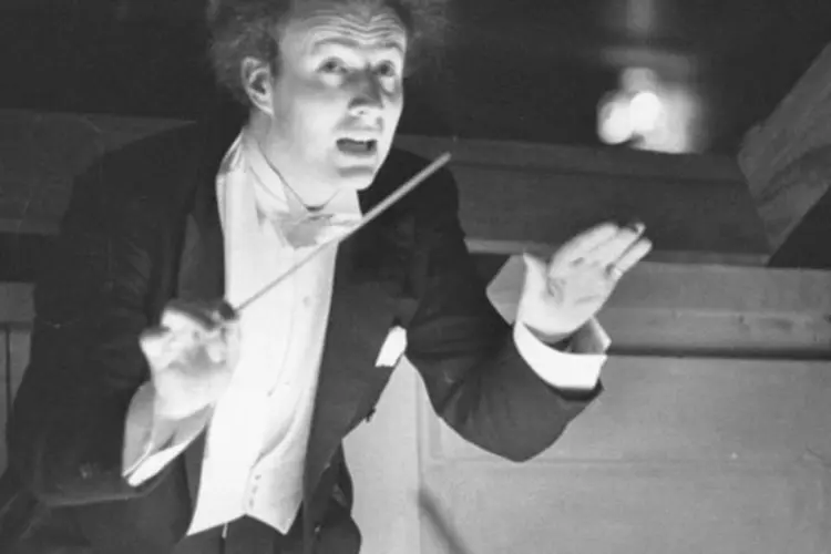 O maestro Colin Davis se apresenta em Londres, em 1959: Davis é considerado um dos diretores de orquestra britânicos mais importantes do século XX (Erich Auerbach/Getty Images)