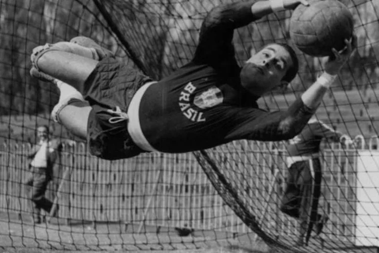 Goleiro Gilmar Dos Santos durante treino em Dulwich, antes de uma partida contra a Inglaterra, em maio de 1956 (Reg Birkett/Keystone/Getty Images)