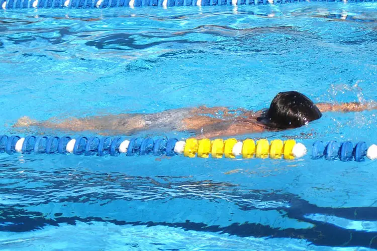 Homem nadando em uma piscina (Stock.XCHNG)