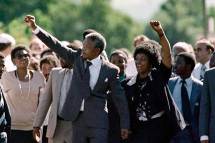
	Nelson Mandela e sua mulher Winnie levantam seus punhos em 1990: no dia 10 de maio de 1993, em uma hist&oacute;rica cerim&ocirc;nia, ele assumiu como presidente da nova &Aacute;frica do Sul
 (Alexander Joe/AFP)