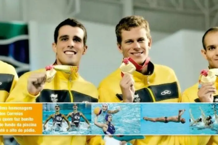 E um anúncio de página dupla, os nadadores, campeões do revezamento 4x100m livres, aparecem mostrando as medalhas de ouro conquistadas na categoria