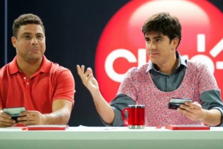 Terceiro programete, que estreia hoje, é mais um bate-papo descontraído com humor contemporâneo e inteligente, em formato talk show (Reprodução)