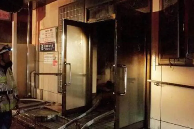 Bombeiros inspecionam hospital que pegou fogo na cidade japonesa de Fukuoka, 11 de outubro de 2013 (Jiji Press/AFP)