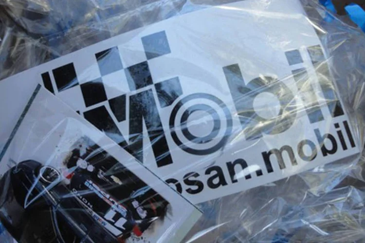Carrinho distribuído pela Mobil em ação com crianças carentes (Reprodução)