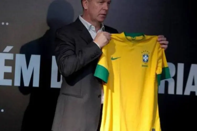 
	Mano Menezes segurando a camisa da sele&ccedil;&atilde;o brasileira: de sa&iacute;da do cargo
 (Divulgação/Nike)