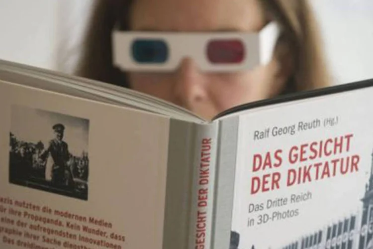 Leitora aprecia as obras em 3D dos nazistas no livro "A face da ditadura": a obra é fornecida com óculos 3D


 (John Macdougall/AFP)