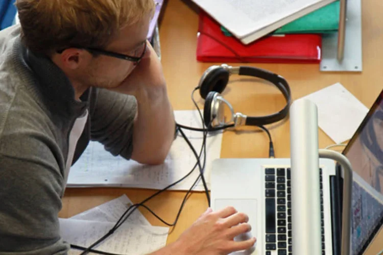 Homem usando notebook (Getty Images)