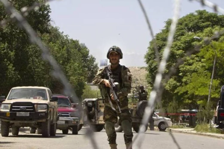O primeiro ataque, cometido por um militante suicida sobre uma moto, perto de um posto de controle policial na cidade de Kandahar, matou quatro crianças  (Getty Images)