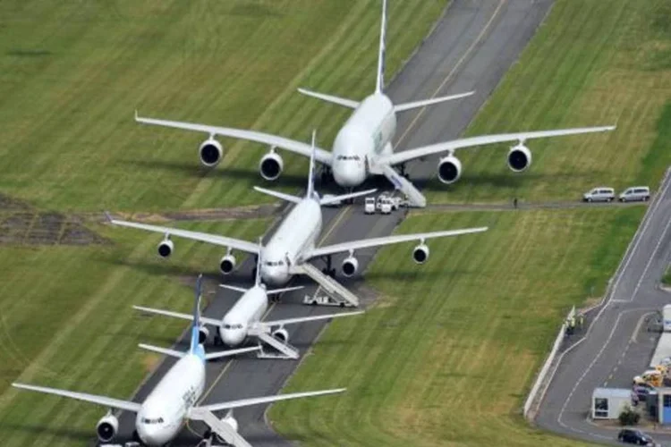 
	Quatro avi&otilde;es da Airbus antes de decolarem: as encomendas l&iacute;quidas de janeiro a mar&ccedil;o ficaram em 103 avi&otilde;es
 (Ernoult)
