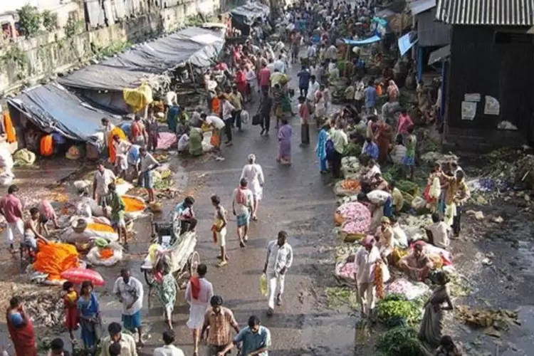Na Índia, as aglomeração humanas são muito comuns, as edificações são precárias e o acesso a água não é universalizado (Wikimedia Commons)