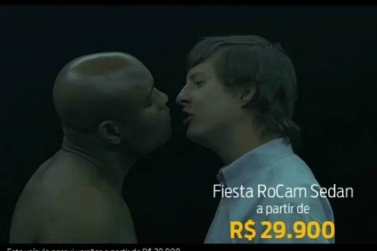 Para divulgar as ofertas, o vendedor segue os conselhos de Deborah Secco e imagina um clima de pressão na presença do campeão de MMA Anderson Silva (Reprodução)