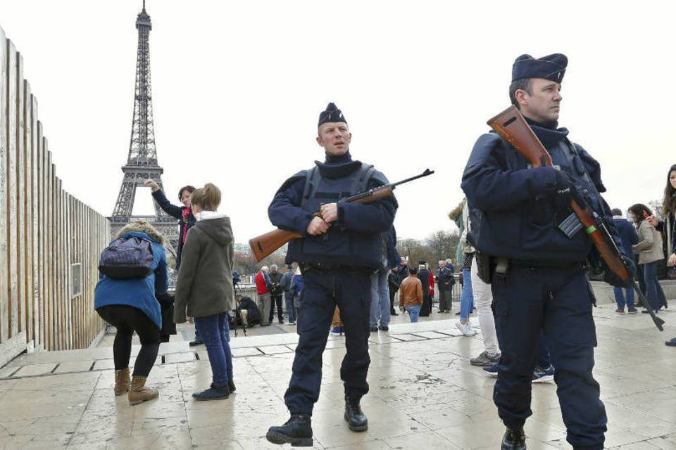 Polícia francesa detém 23 e apreende 31 armas em inspeções