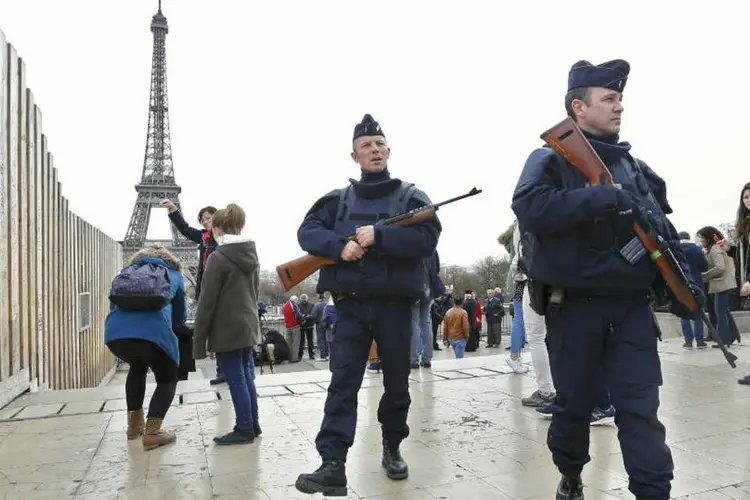 Policiais patrulham arredores da Torre Eiffel, em Paris. (REUTERS)