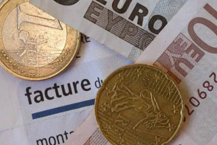 
	Moedas e c&eacute;dulas de euro: &iacute;ndice de clima de neg&oacute;cios da zona do euro, que mede a fase do ciclo empresarial, melhorou para -0,01 ponto em outubro, ante -0,19 em setembro
 (Damien Meyer/AFP)