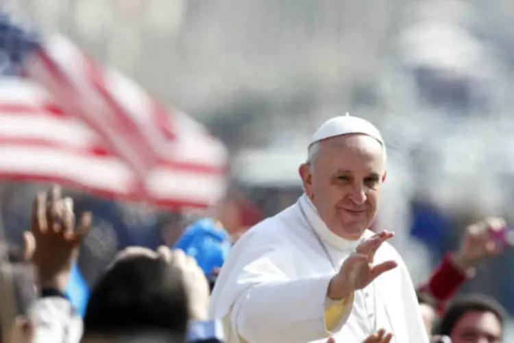 Papa Francisco acena para fiéis em sua chegada à Praça de Sâo Pedro para primeira audiência pública como pontífice (REUTERS/Tony Gentile)