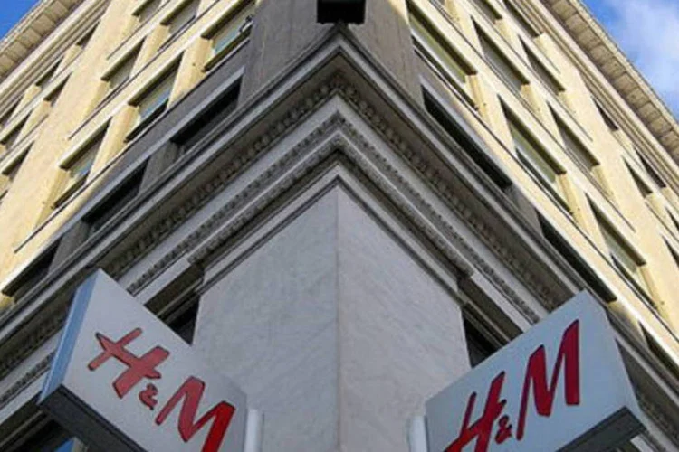 
	Loja da H&amp;M, em Nova York: encomendas de teste foram feitas a fornecedores e novas f&aacute;bricas ser&atilde;o constru&iacute;das neste outono (no hemisf&eacute;rio norte)
 (AgnosticPreachersKid / Wikimedia commons)