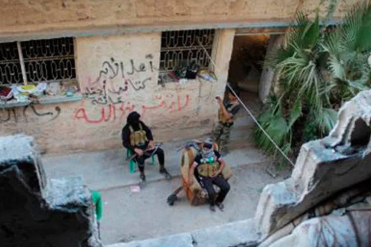Combatentes da oposição síria na cidade de Deir Ezzor: funcionários da Cruz Vermelha foram sequestrados na província de Idleb, uma das mais afetadas pelo conflito no país
 (AHMAD ABOUD/AFP)