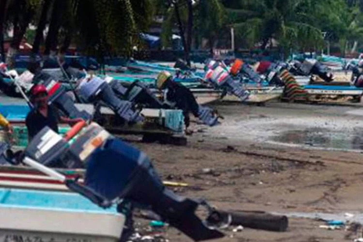 
	Pescadores est&atilde;o impedidos de trabalhar em Zihuatanejo em consequ&ecirc;ncia dos riscos da passagem do furac&atilde;o Raymond: est&aacute; previsto um aumento das chuvas nesta ter&ccedil;a
 (OMAR TORRES/AFP)