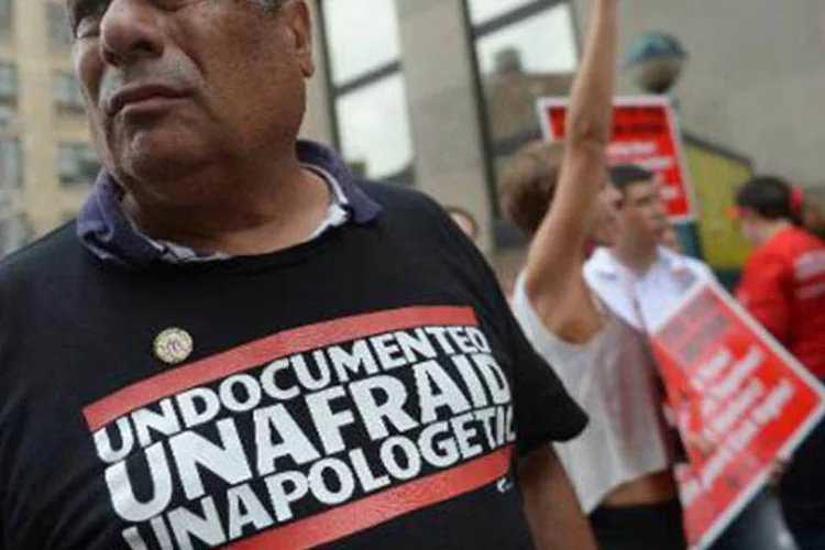 Ativistas pró-reforma protestam na frente do centro de detenção de imigrantes da Varick Street, em Nova York, 22 de agosto de 2013 (Emmanuel Dunand/AFP)