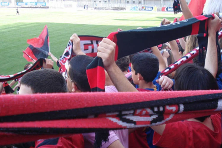 
	Torcedores do Hapoel Katamon: clube disputa a Liga Alef, que &eacute; a terceira divis&atilde;o nacional, e &eacute; conhecido por um time que faz boas campanhas, mas falha na hora de conseguir o acesso
 (Yael Beeri/Flickr/Creative Commons)