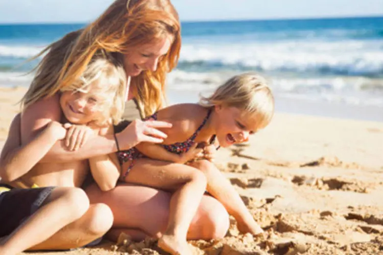 Família na praia no verão (Getty Images)
