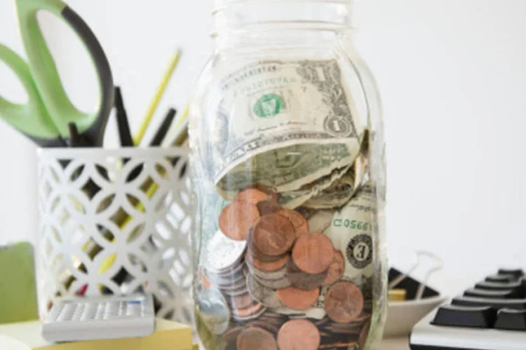 Investimento, dinheiro num pote (Getty Images)