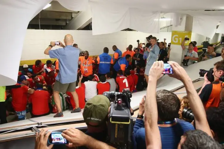 
	Seguran&ccedil;as da Fifa tentam controlar os torcedores chilenos que invadiram o Maracan&atilde;
 (Julian Finney/Getty Images)