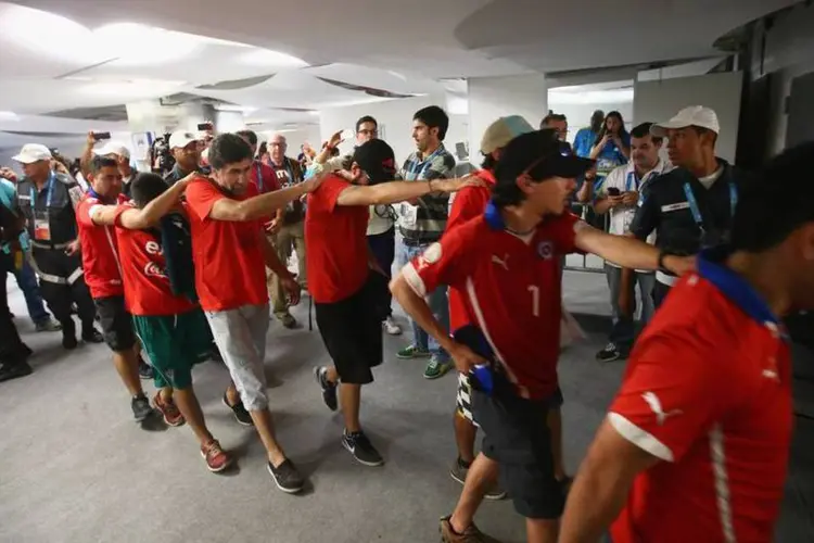 
	Chilenos s&atilde;o levados para fora do Maracan&atilde;: jogo que teve mais problemas foi entre Espanha e Chile
 (Julian Finney/Getty Images)