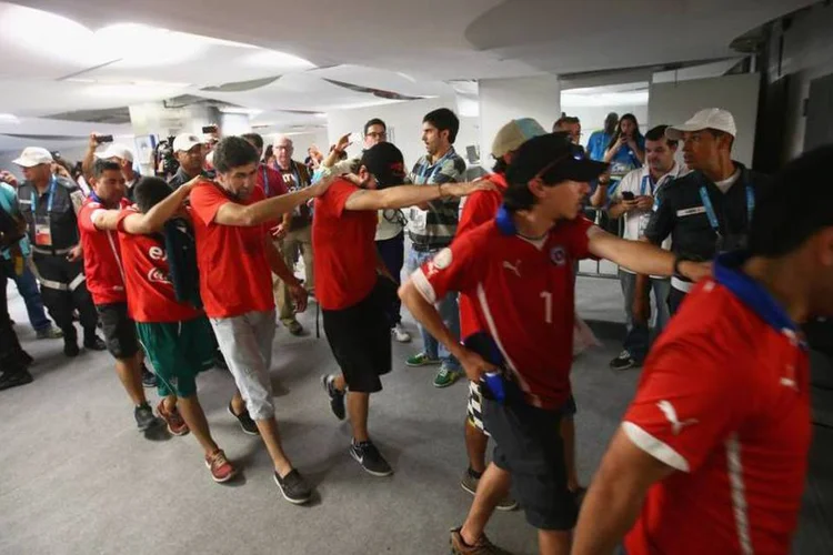 
	Chilenos s&atilde;o levados para fora do Maracan&atilde;: jogo que teve mais problemas foi entre Espanha e Chile
 (Julian Finney/Getty Images)