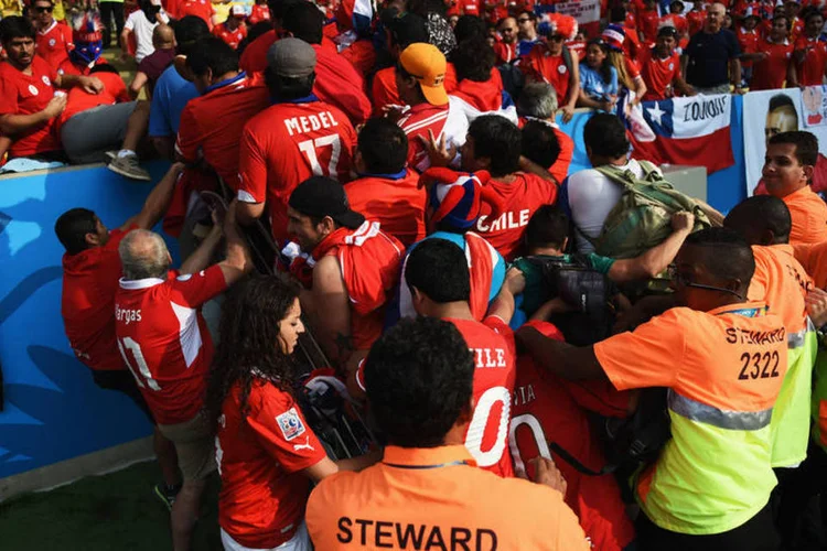 
	Torcedores chilenos sem ingresso tentam invadir as arquibancadas do Maracan&atilde;
 (Matthias Hangst/Getty Images)