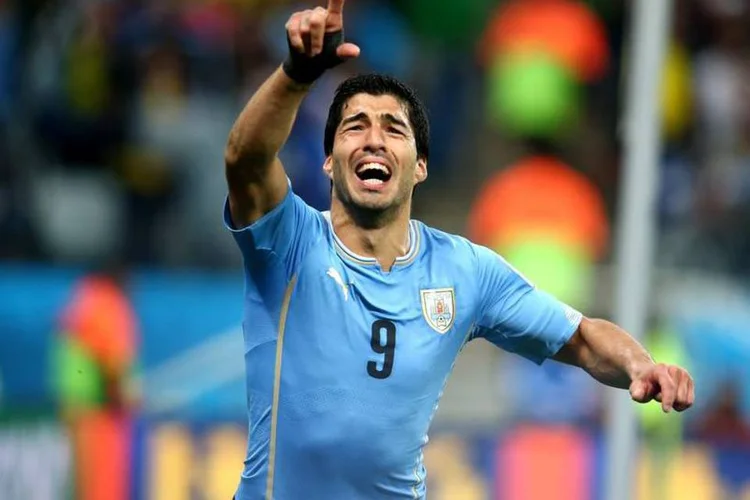 Luis Suarez comemora o 2º gol do Uruguai contra a Inglaterra na Arena Corinthians (Julian Finney/Getty Images/Getty Images)