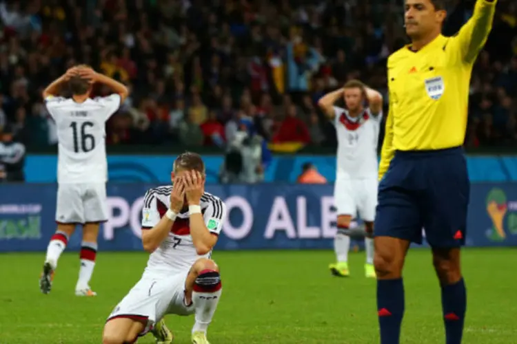Bastian Schweinsteiger da Alemanha reage quando juiz Sandro Ricci apita durante partida entre Alemanha e Algeria da Copa do Mundo  (Getty Images/Martin Rose)