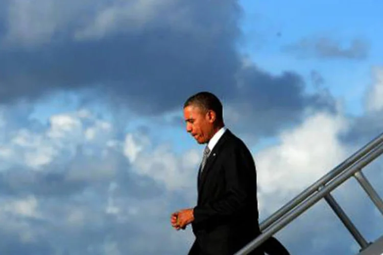 Barack Obama desembarca do Air Force One em Miami no dia 8 de novembro (Afp.com / JEWEL SAMAD)