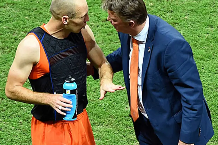 Arjen Robben e Louis van Gaal: jogadores holandeses usam veste térmica durante Copa do Mundo para vencer o calor (Laurence Griffiths/Getty Images)