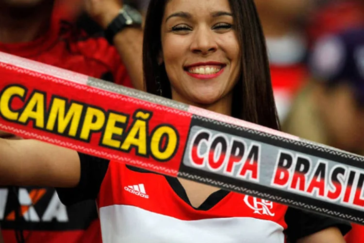 Torcedora do Flamengo com faixa de campeão da Copa do Brasil durante partida no Maracanã: final será contra o Atlético Paranaense (Ricardo Ramos/Getty Images)