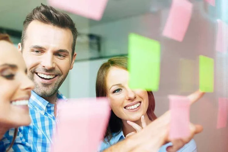 Empreendedores em reunião (Thinkstock)