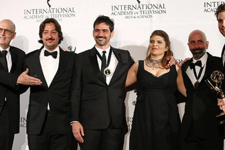 Da direita para a esquerda, o ator Thiago Fragoso, os autores João Ximenes Braga e Claudia Lage, e o diretor Vinicius Coimbra. Na esquerda, o ator Jeffrey Tambor, que entregou o prêmio (Neilson Barnard/Getty Images)