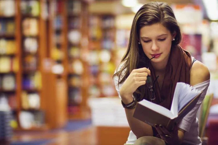 Mulher lendo (Thinkstock)
